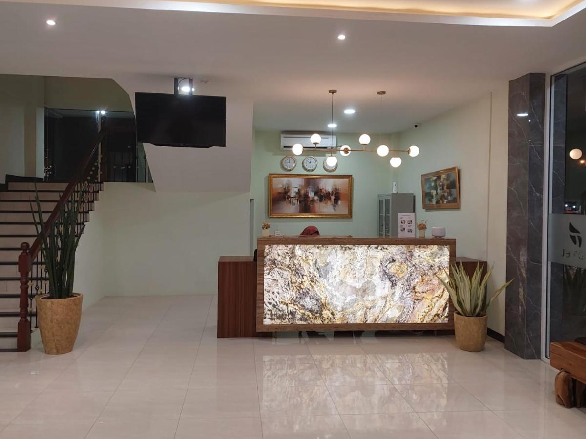 T Hotel Kualanamu Lubukpakam Buitenkant foto