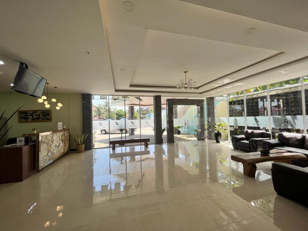 T Hotel Kualanamu Lubukpakam Buitenkant foto